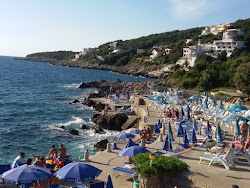 Foto von Utjeha Strand und die siedlung