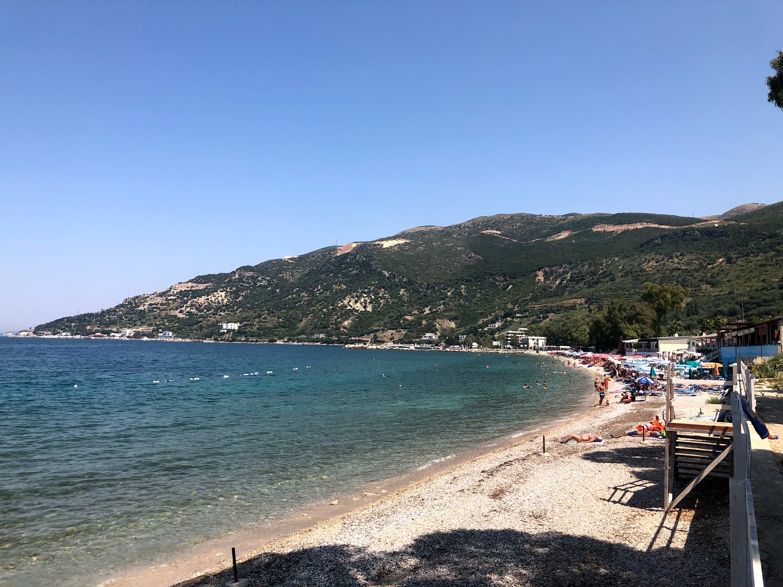 Zdjęcie Radhima Beach z powierzchnią beżowe kamyki