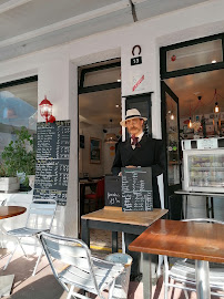 Atmosphère du Bar-restaurant à huîtres L'abreuvoir à Veules-les-Roses - n°2