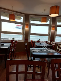 Atmosphère du Restaurant de spécialités à base de poisson-pêcheur Restaurant de la Mer à Veulettes-sur-Mer - n°3