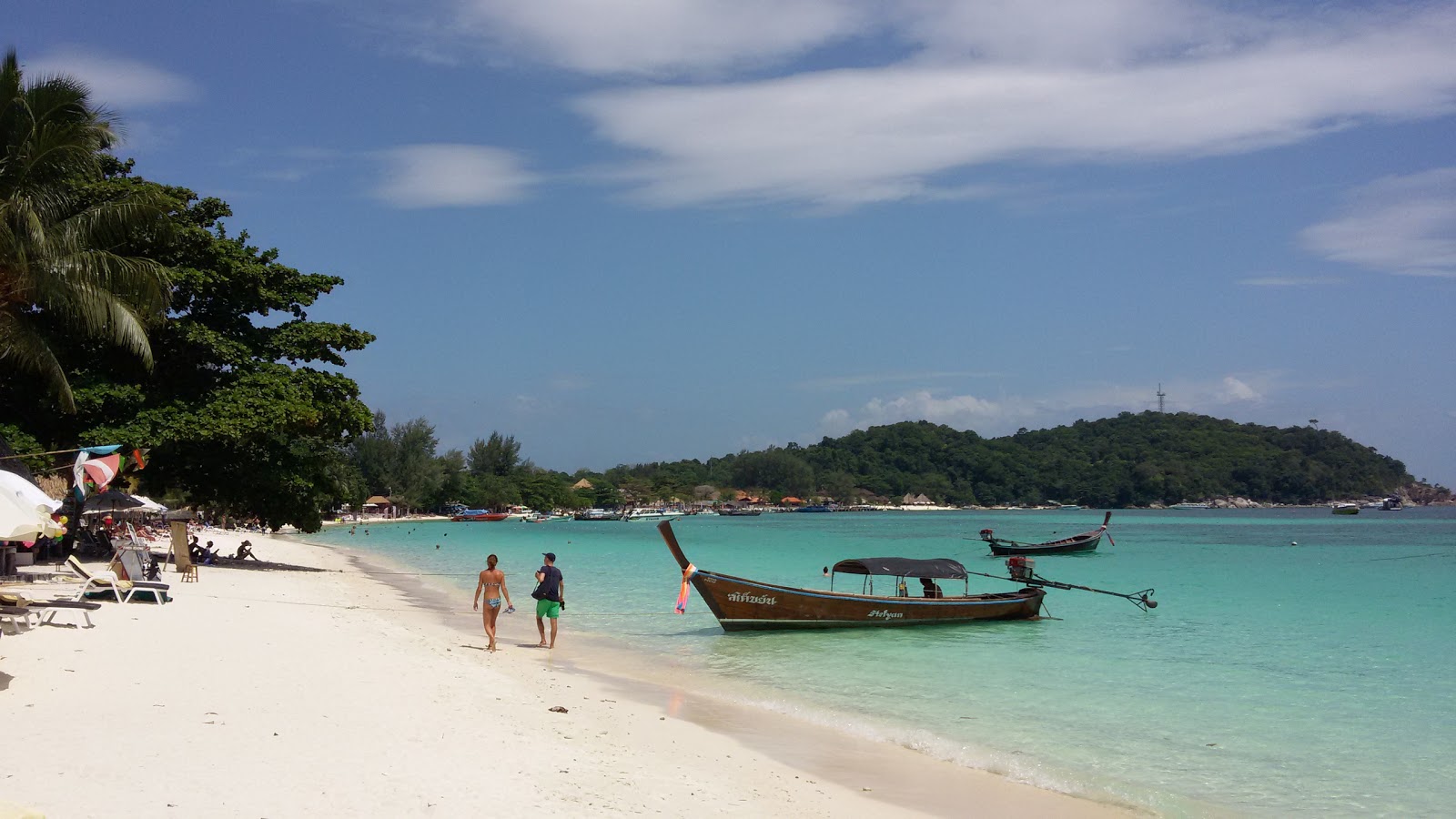 Pattaya Beach Ko Lipe的照片 带有碧绿色纯水表面