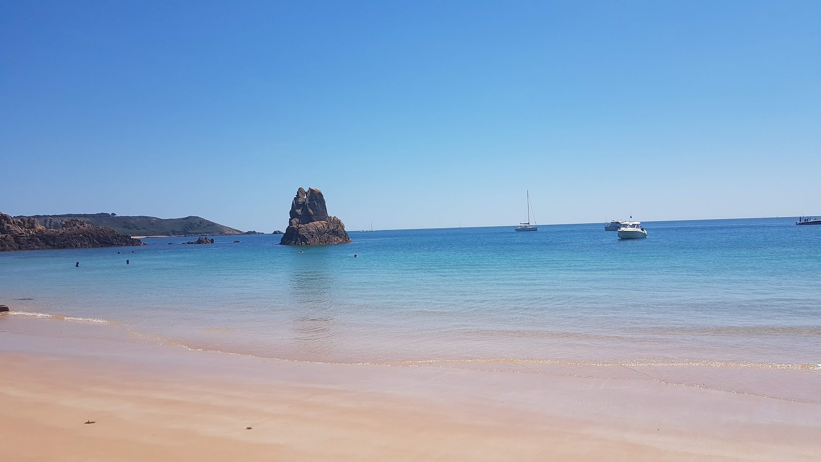 Fotografie cu Beauport Beach amplasat într-o zonă naturală