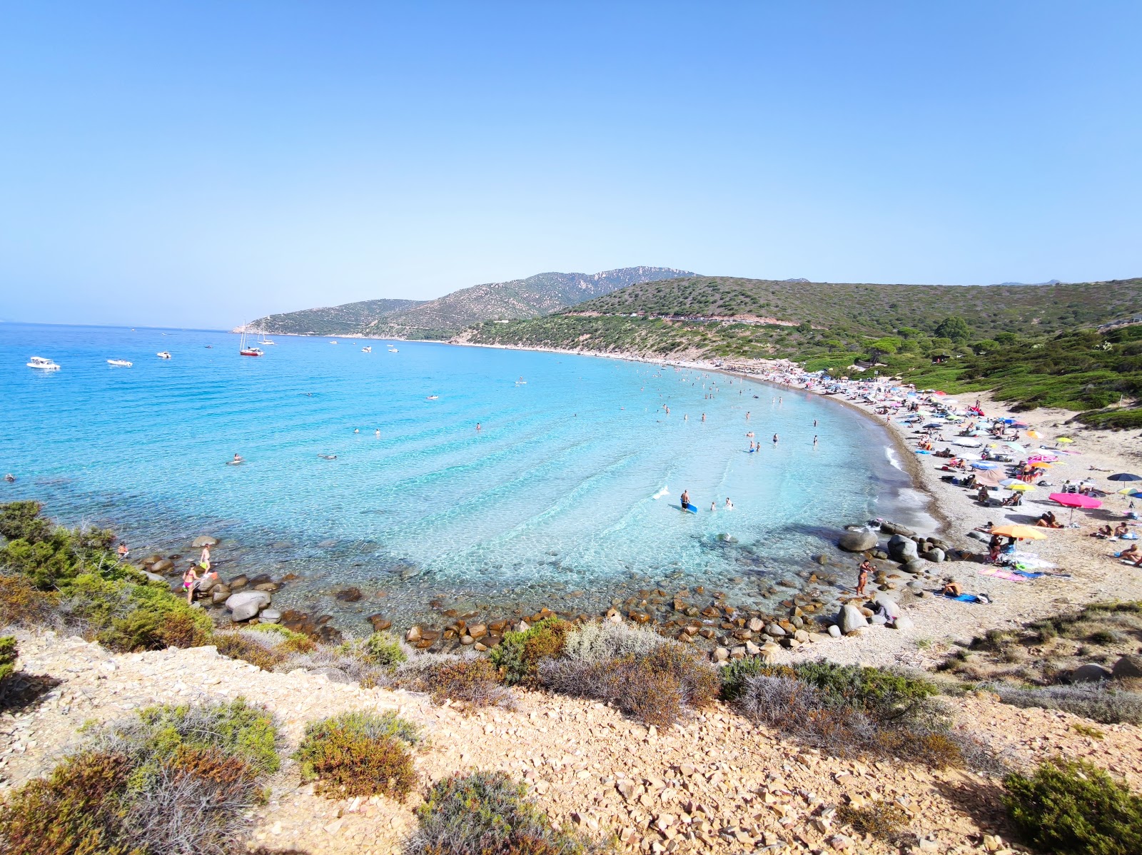 Foto von Spiaggia di Mari Pintau mit beiger kiesel Oberfläche