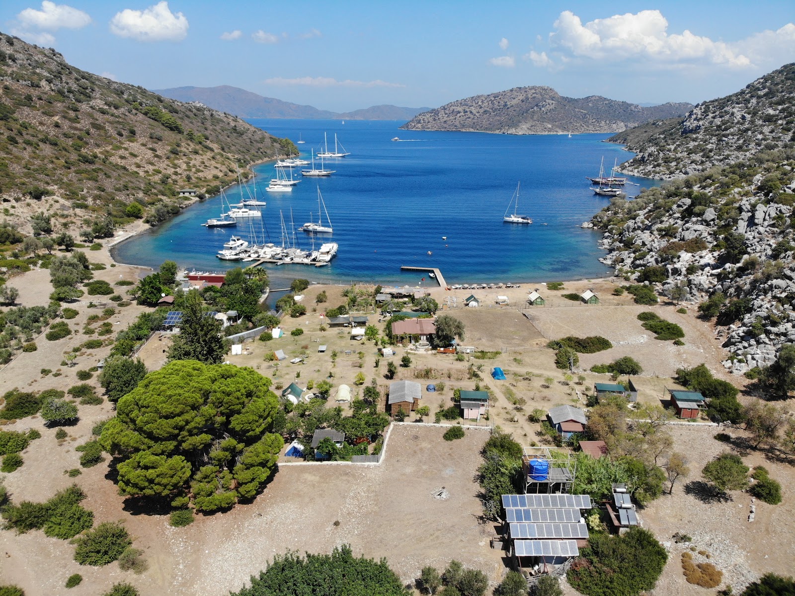 Kocabahçe Plajı'in fotoğrafı turkuaz saf su yüzey ile