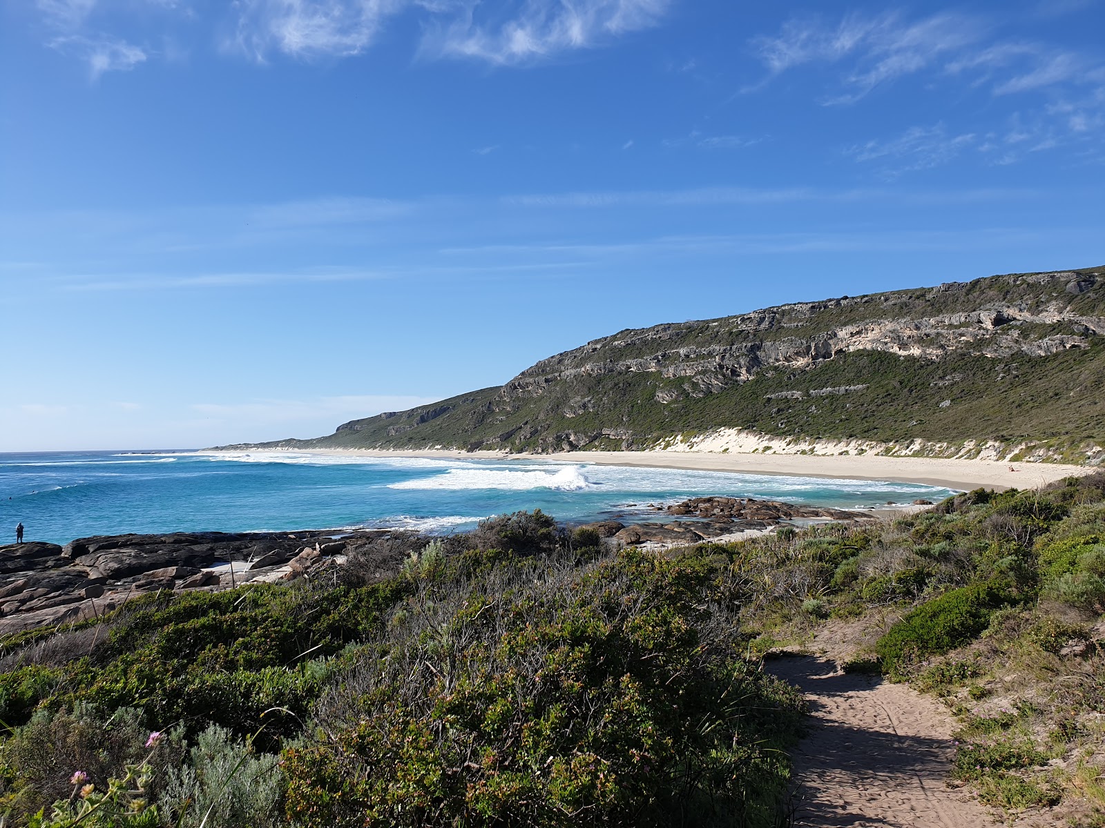 Foto von Contos Beach mit weißer sand Oberfläche