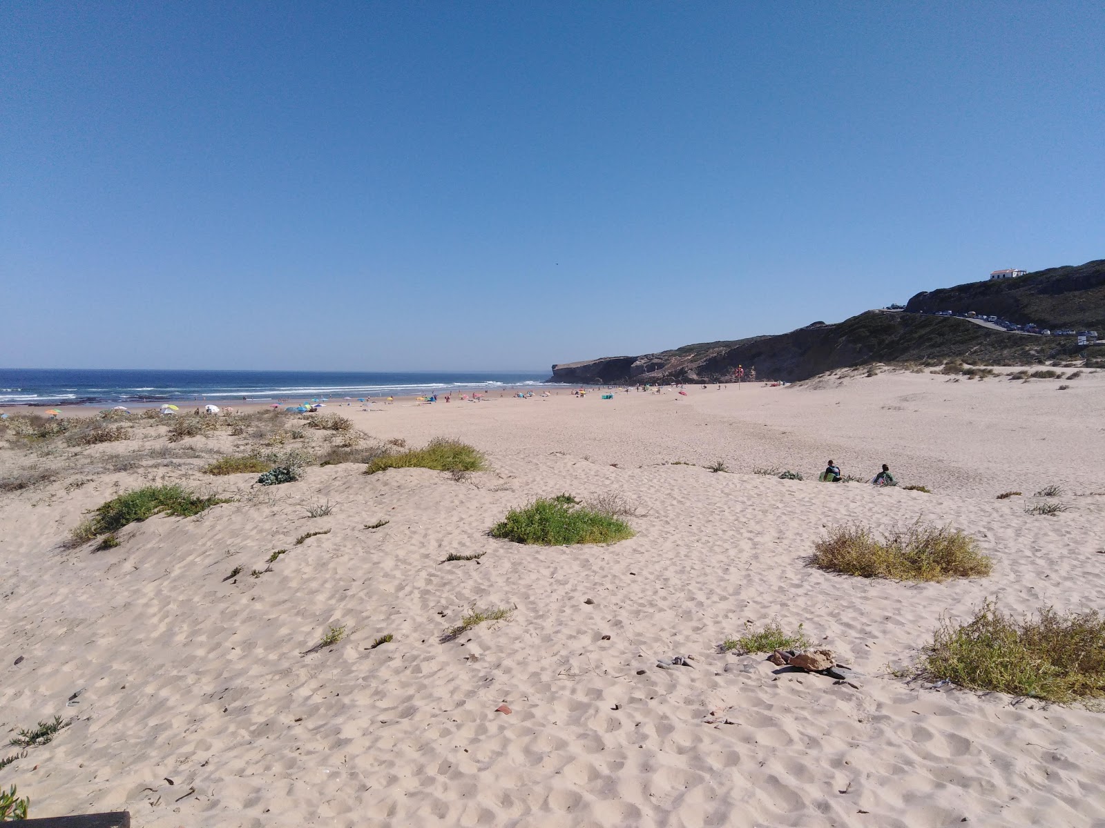 Praia de Monte Clerigo'in fotoğrafı - rahatlamayı sevenler arasında popüler bir yer