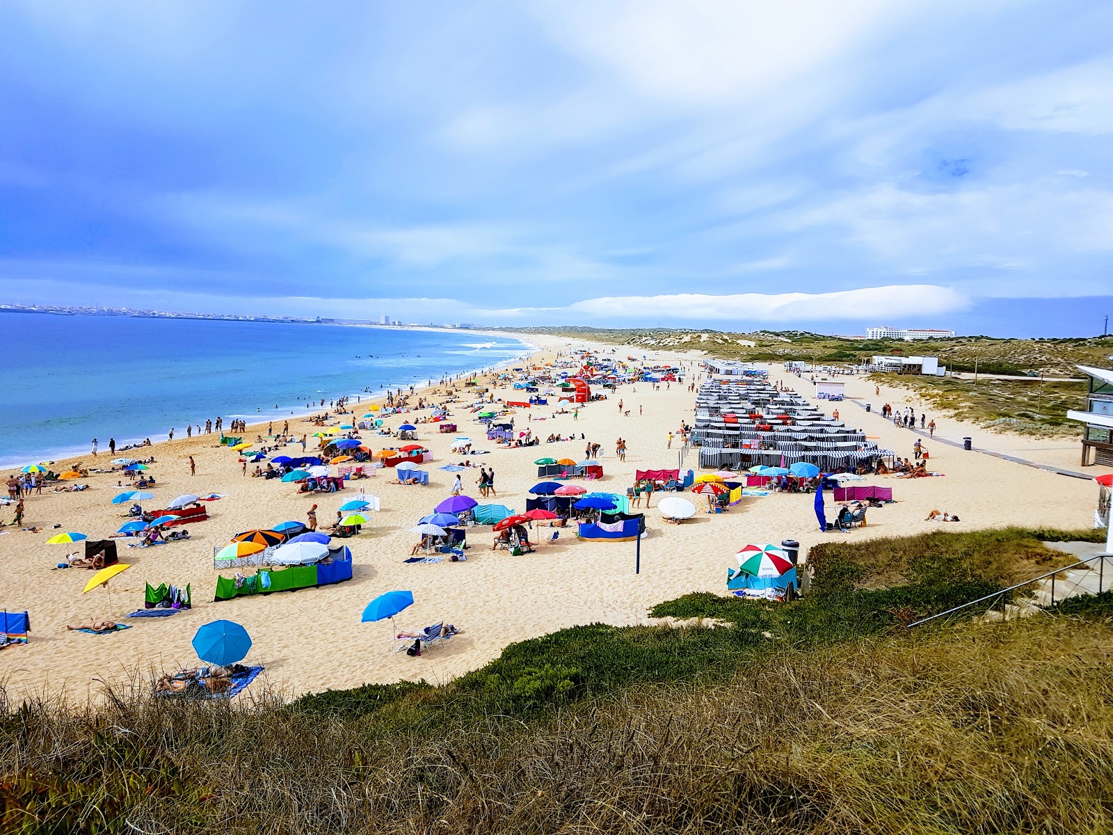 Fotografija Praia da Consolacao z turkizna voda površino