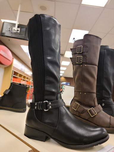 Shoe Store «Famous Footwear», reviews and photos, 4149 S Mooney Blvd, Visalia, CA 93277, USA