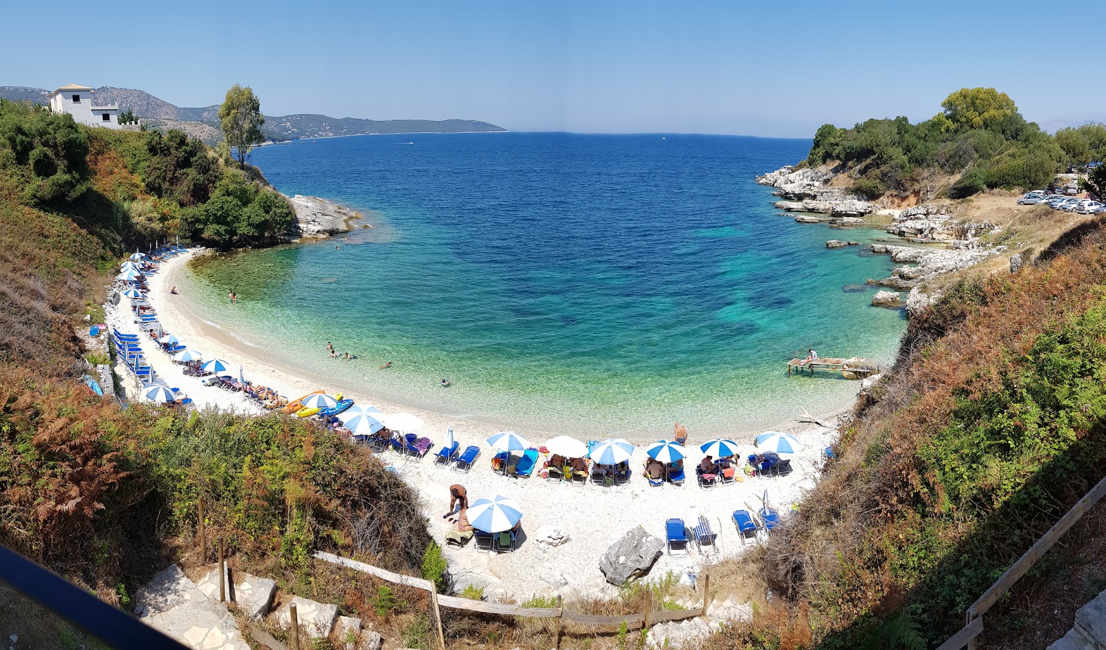 Foto von Pipitos Beach mit kleine, beiger kiesel Oberfläche