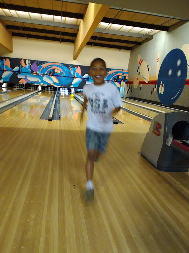 Bowling Alley «Country Lanes», reviews and photos, 30250 W Nine Mile Rd, Farmington Hills, MI 48336, USA