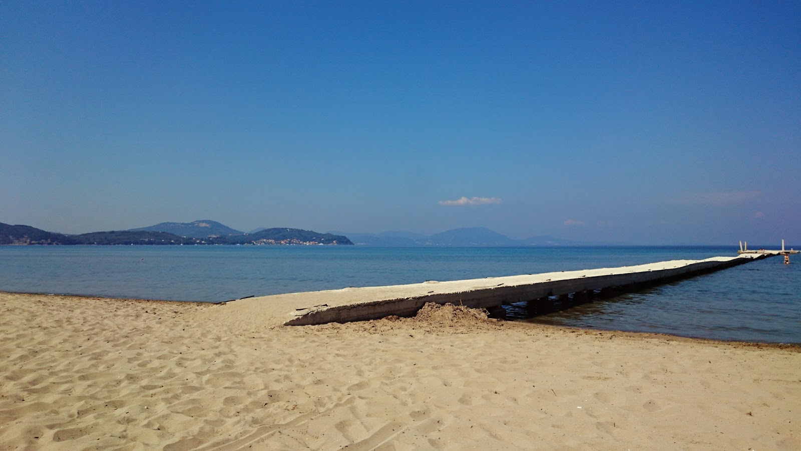 Foto von Attika Strand mit grünes wasser Oberfläche