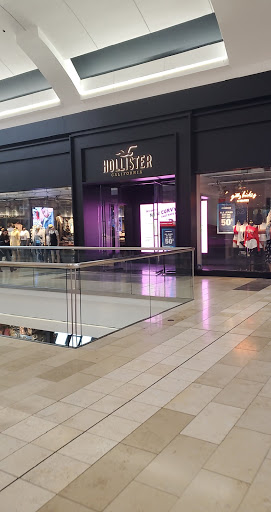 Clothing Store «Hollister Co.», reviews and photos, 282 Garden State Plaza Blvd, Paramus, NJ 07652, USA