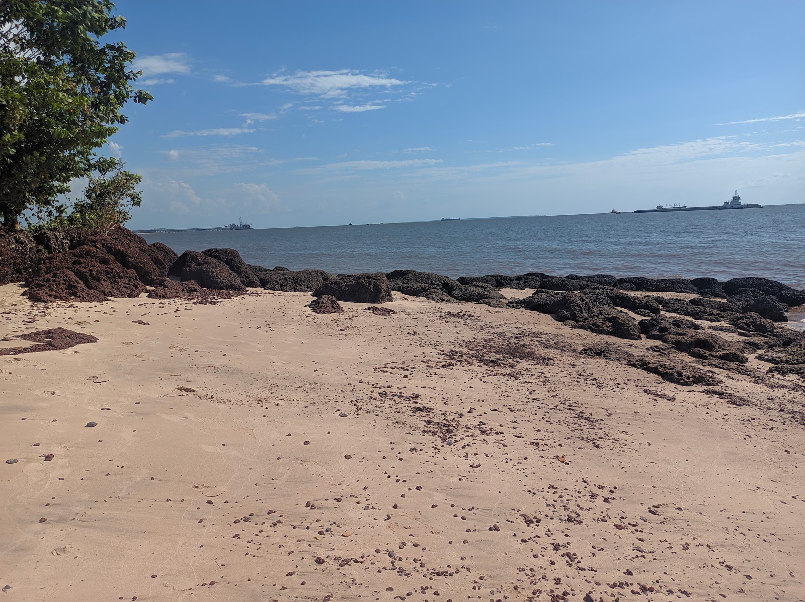 Valokuva Itupanema Beachista. pinnalla turkoosi vesi:n kanssa