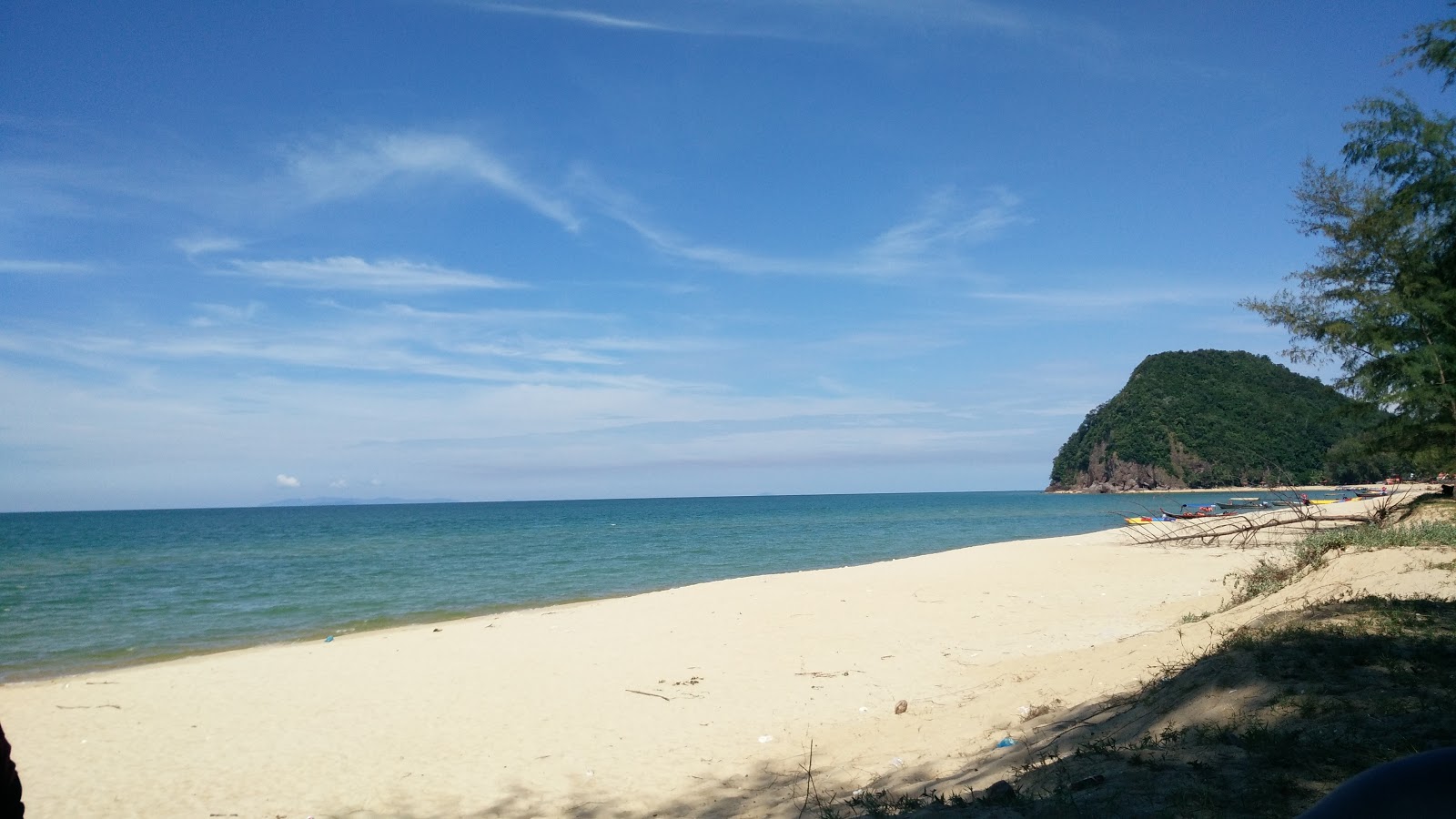 Bukit Keluang Beach的照片 带有长直海岸