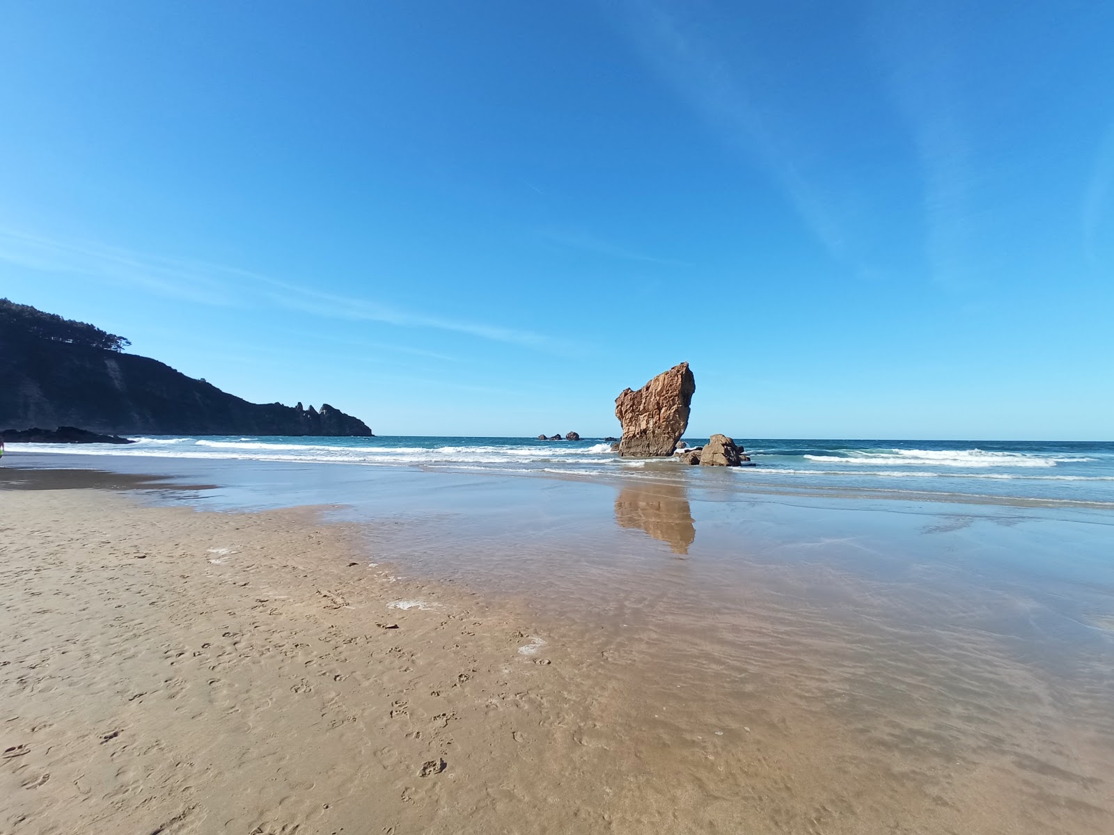 Foto di Spiaggia di Aguilar e l'insediamento