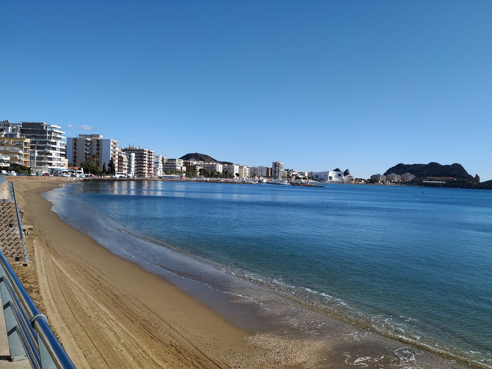 Foto von Playa de Levante mit dunkelblaues wasser Oberfläche