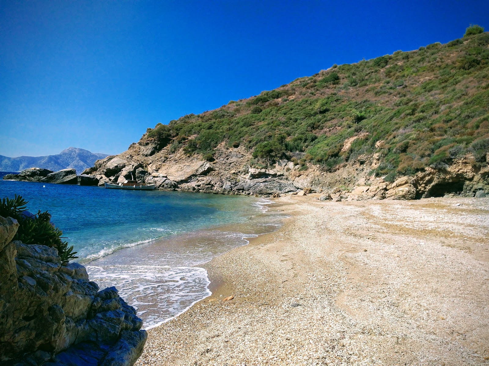 Klima beach'in fotoğrafı çakıl ile kum yüzey ile