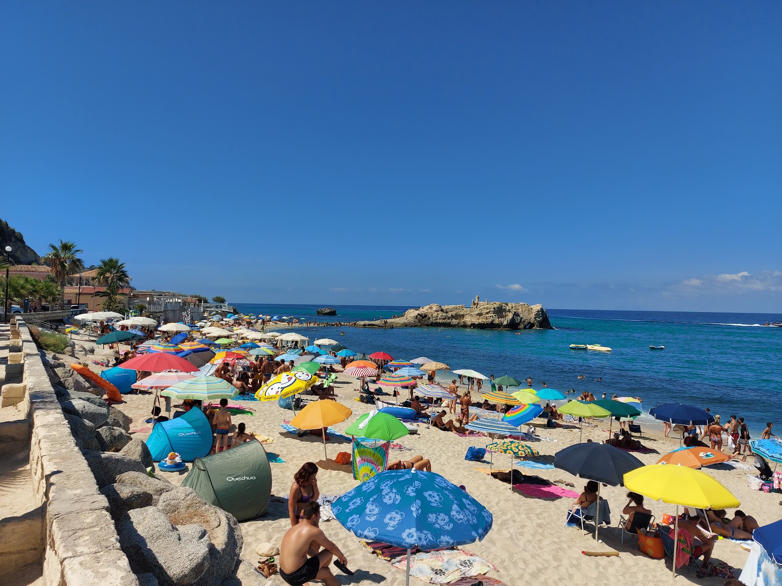 Valokuva Spiaggia di Riaciista. ympäröity vuorilla
