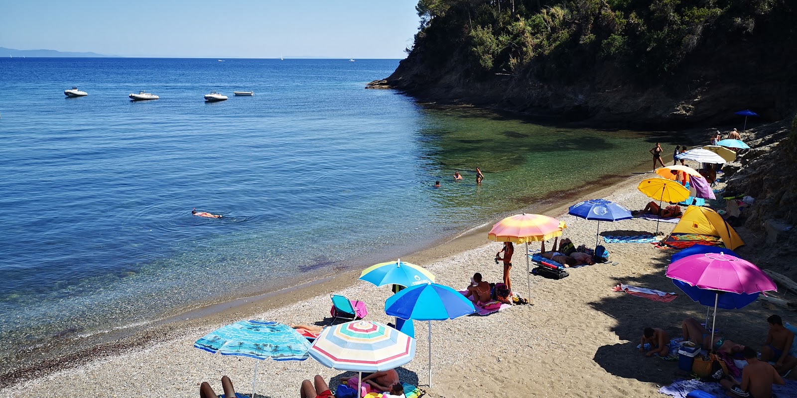Foto de Capo Perla beach con guijarro ligero superficie