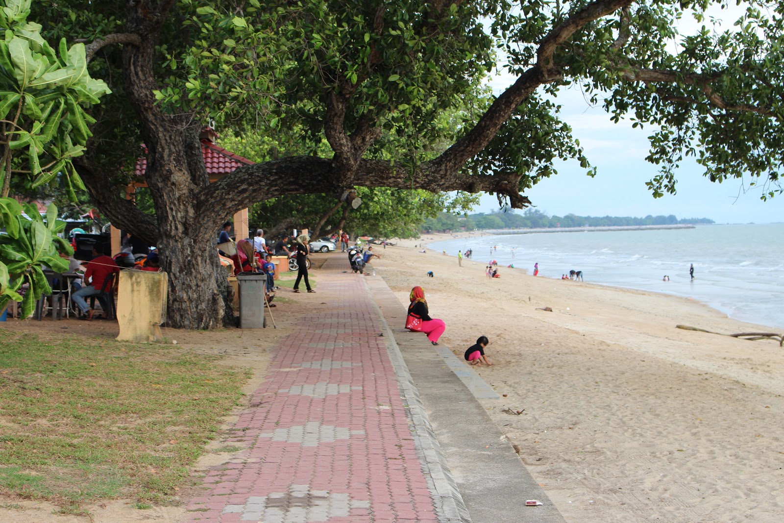Foto di Telok Gong Beaches con una superficie del sabbia beige