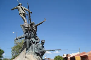 Monumento a los Excombatientes image