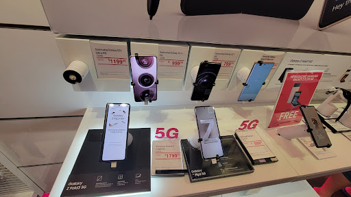 Cell Phone Store «T-Mobile», reviews and photos, 1330 N Ed Carey Dr, Harlingen, TX 78550, USA
