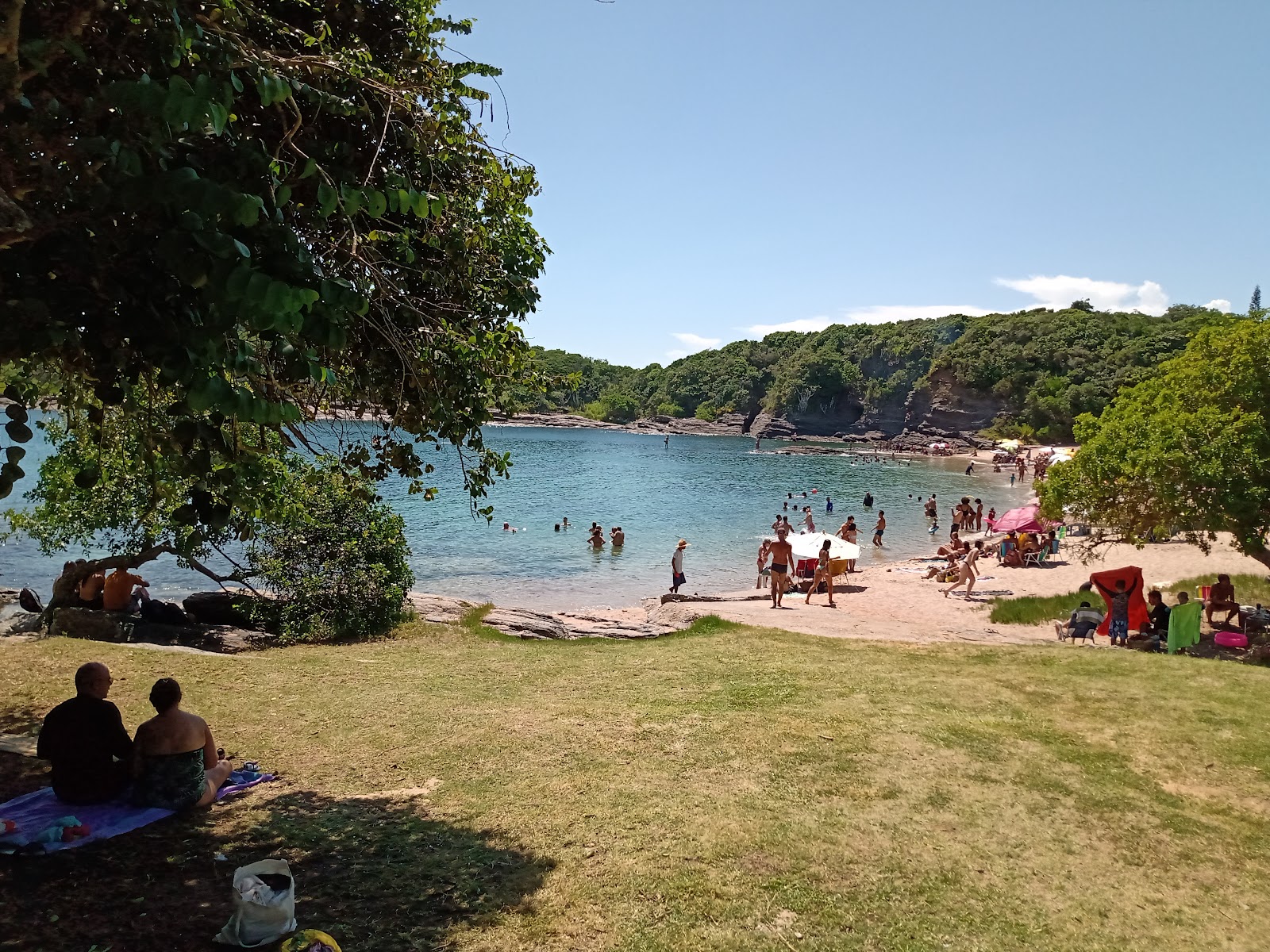 Praia do Forno'in fotoğrafı uçurumlarla desteklenmiş