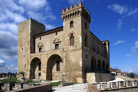 Castello Ducale Piazza Castello, 4, 66014 Crecchio CH, Italia