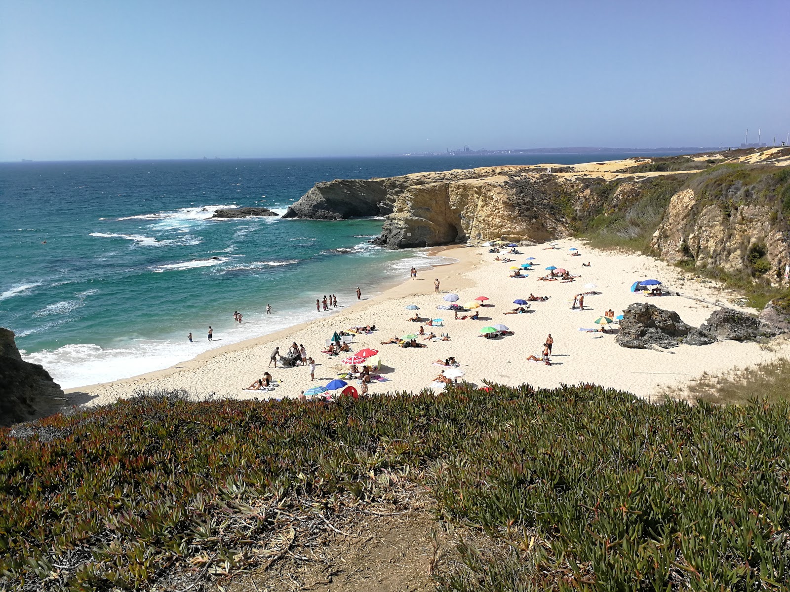 Praia da Cerca Nova的照片 带有明亮的沙子表面