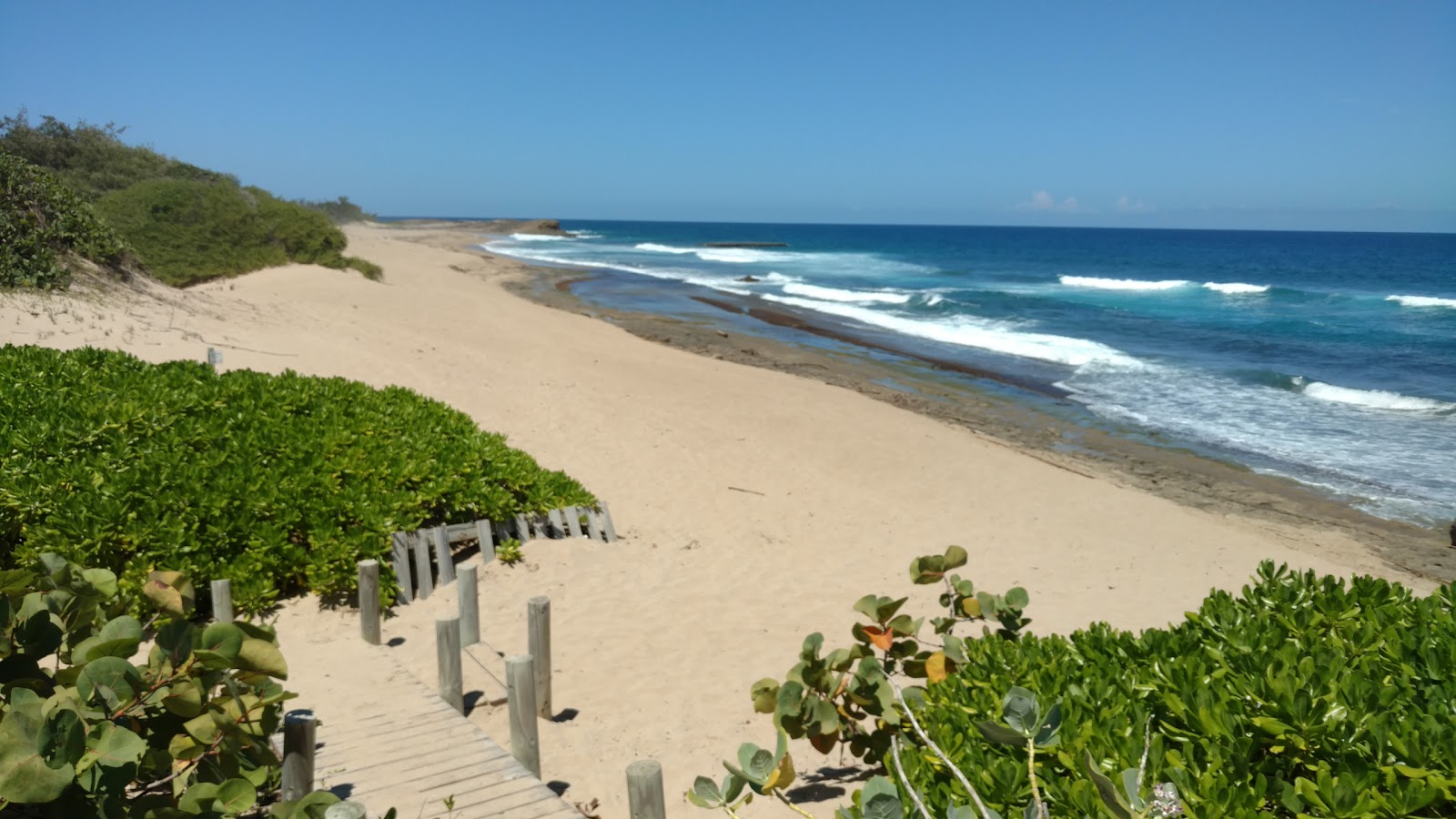 Foto di Middles beach con una superficie del acqua blu