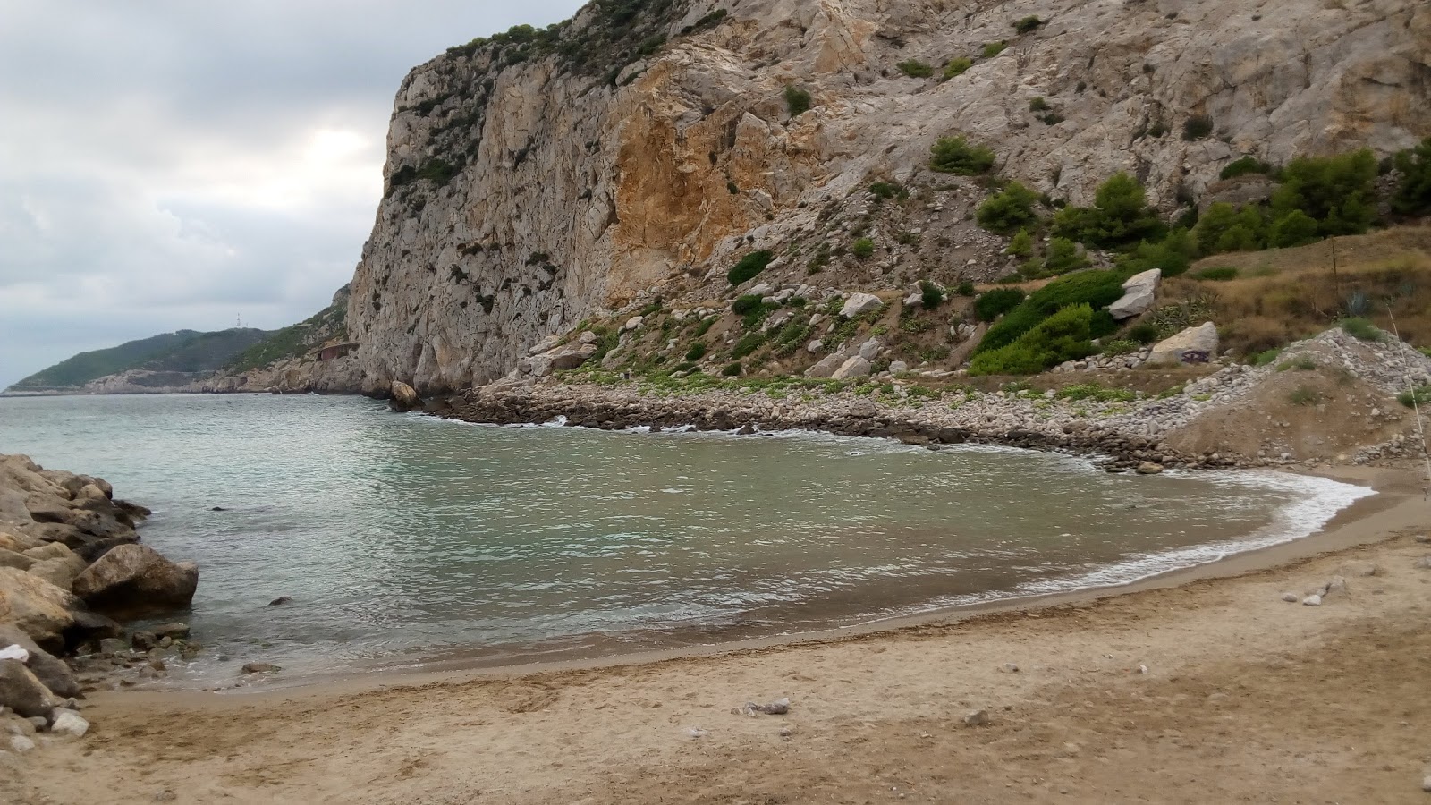 Fotografie cu Platja La Falconera cu o suprafață de nisip negru și pietricel