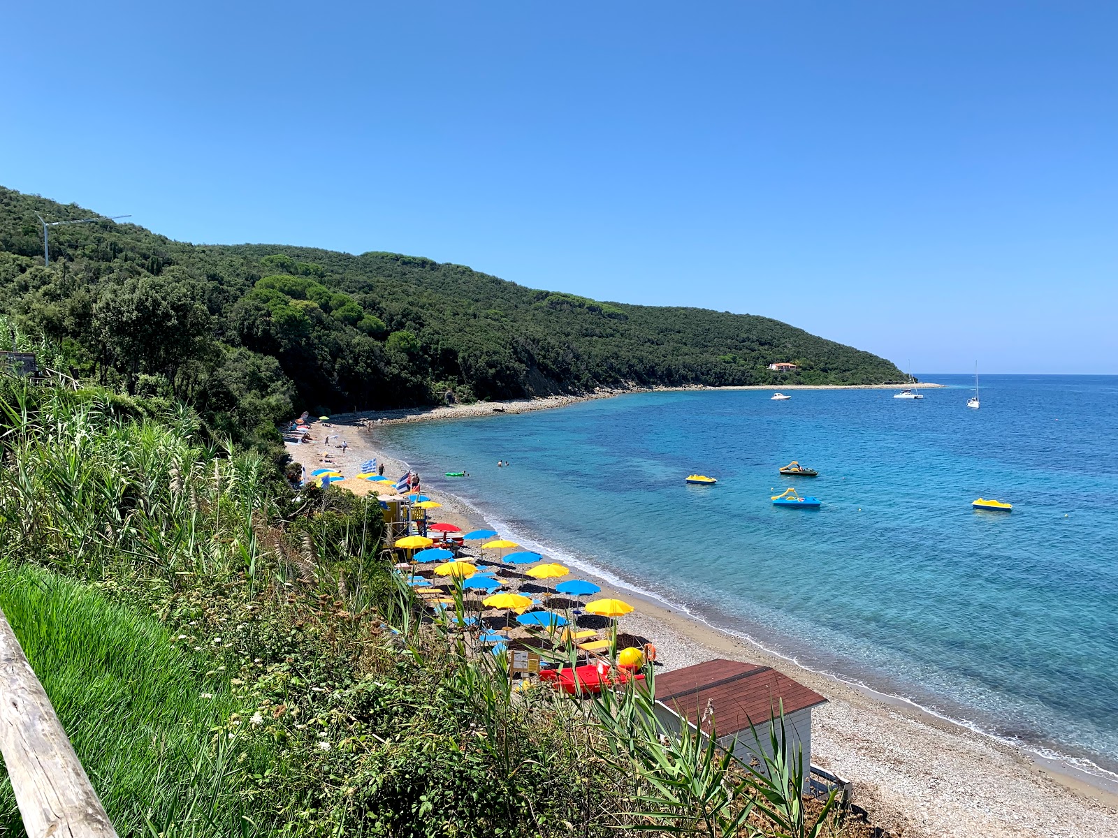 Foto von Frugoso Beach mit schwarzer sand & kiesel Oberfläche