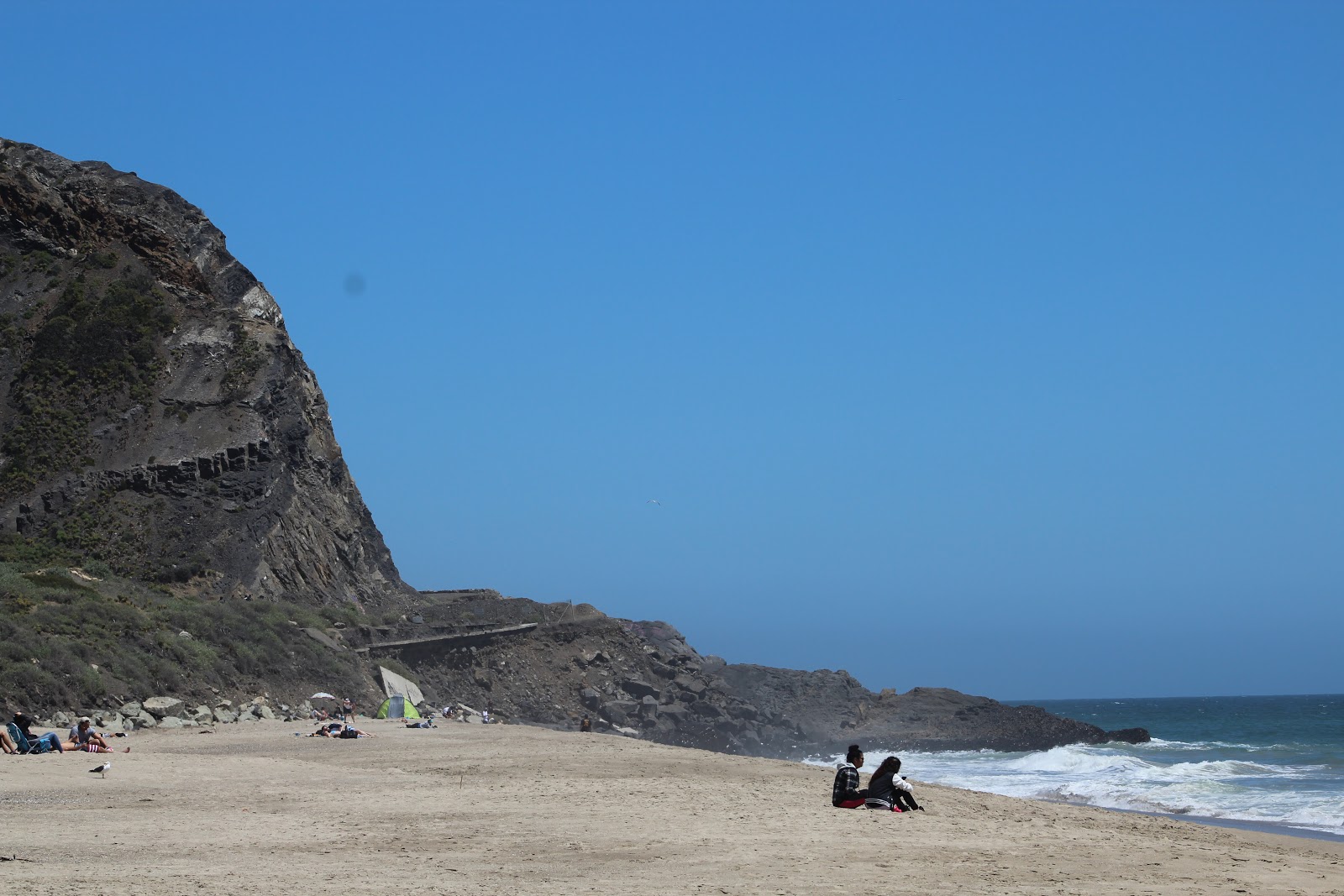 Valokuva Mugu beachista. sijaitsee luonnonalueella