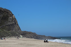 Mugu beach'in fotoğrafı dağlarla çevrili