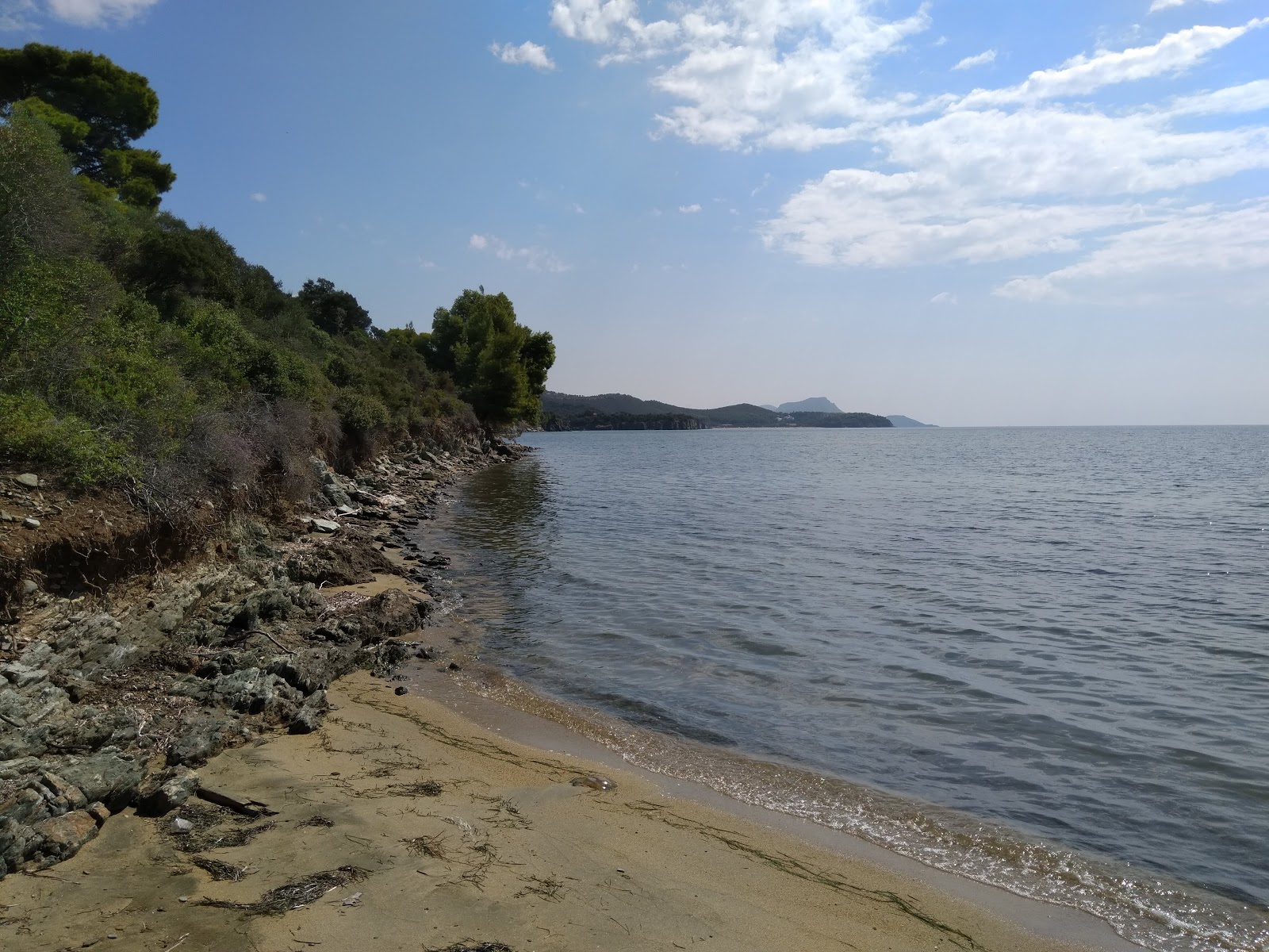 Foto av Azapiko beach IV med blå rent vatten yta