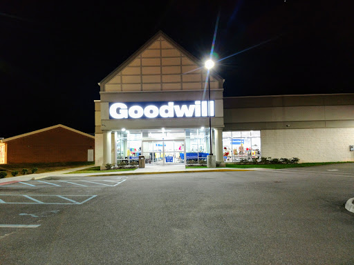 Thrift Store «Goodwill Warwick Retail Store», reviews and photos, 11061 Warwick Blvd, Newport News, VA 23601, USA