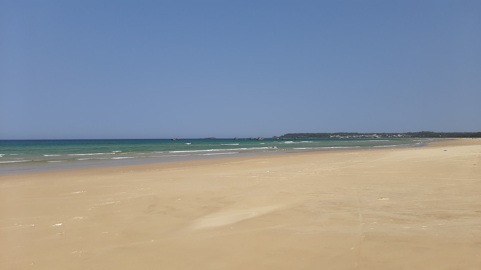 Φωτογραφία του Chau Tan Beach με φωτεινή λεπτή άμμο επιφάνεια