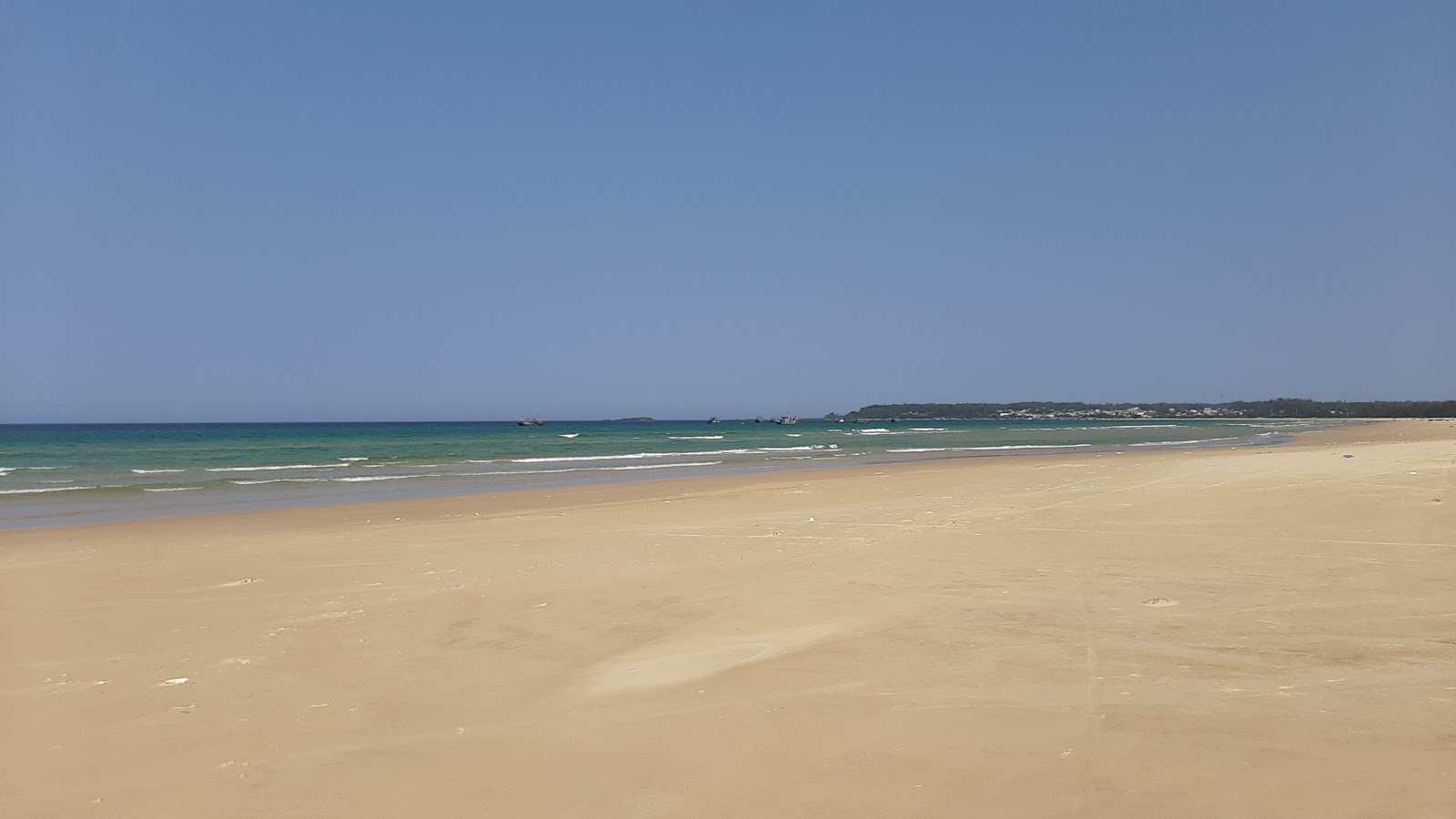 Foto de Chau Tan Beach com areia bege fina superfície