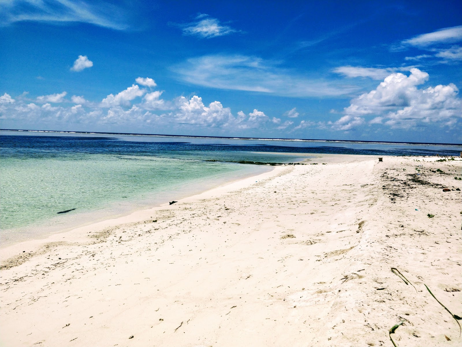 Foto von Hithadhoo Beach mit heller sand Oberfläche