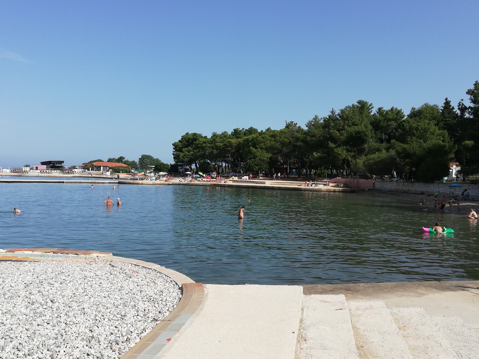 Fotografija Vela Draga beach z betonski pokrov površino