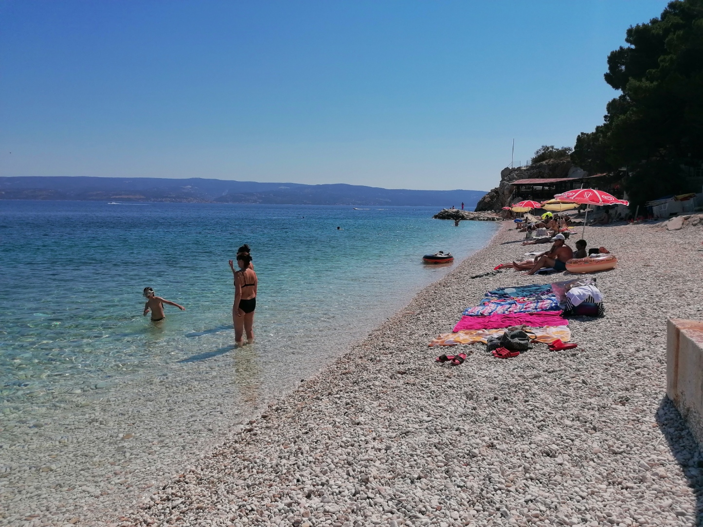 Foto av Dugi Rat Stranden med turkos rent vatten yta