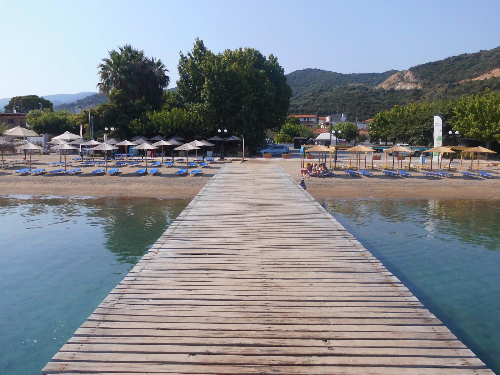 Foto de Neos Pirgos beach com baía espaçosa