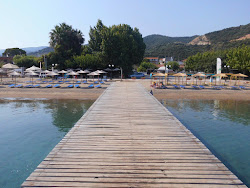 Foto di Neos Pirgos beach con molto pulita livello di pulizia