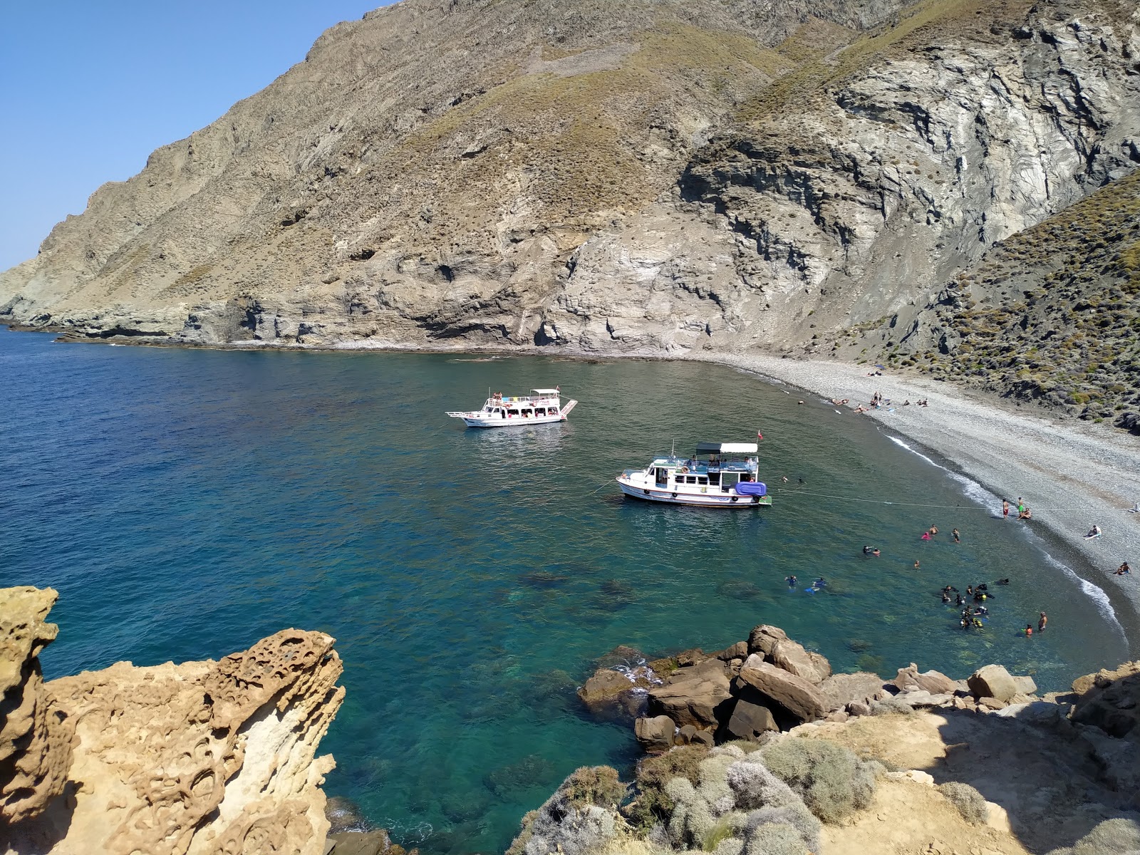 Φωτογραφία του Mavi koy με βότσαλο επιφάνεια