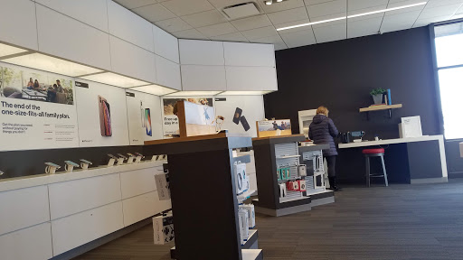Cell Phone Store «Verizon», reviews and photos, 3159 S Rochester Rd, Rochester Hills, MI 48307, USA