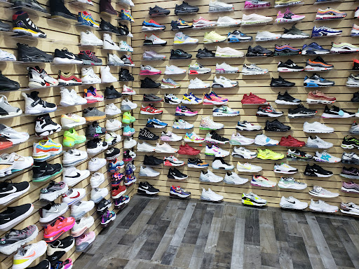 Shoe Store «Outlet Shoes & Rugs», reviews and photos, 221 E Ledbetter Dr, Dallas, TX 75216, USA