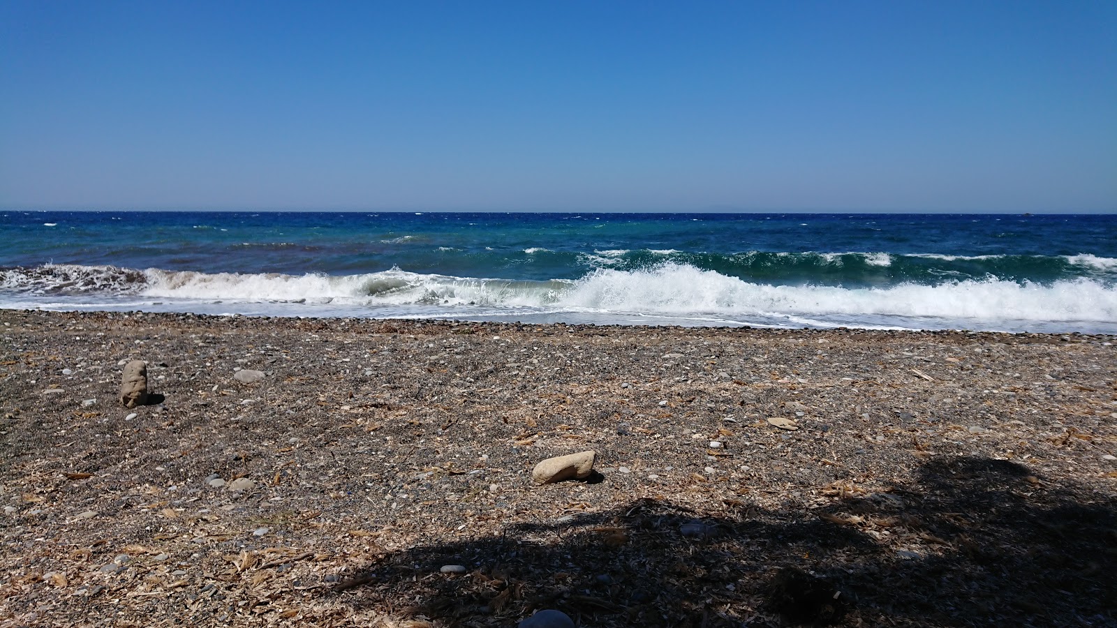 Merikounta beach'in fotoğrafı mavi saf su yüzey ile