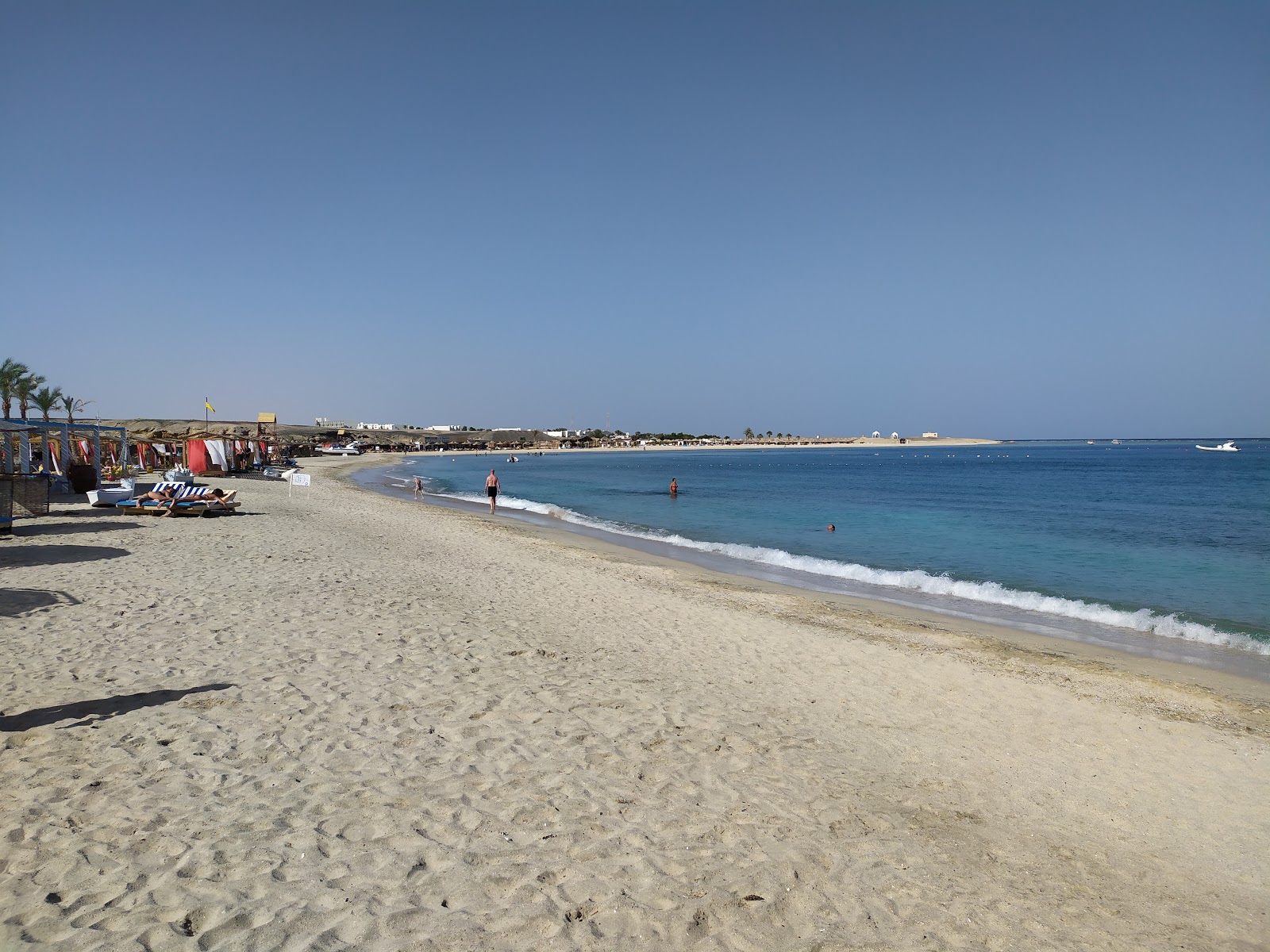 Valokuva Abu Dabbabista. pinnalla kirkas hiekka:n kanssa