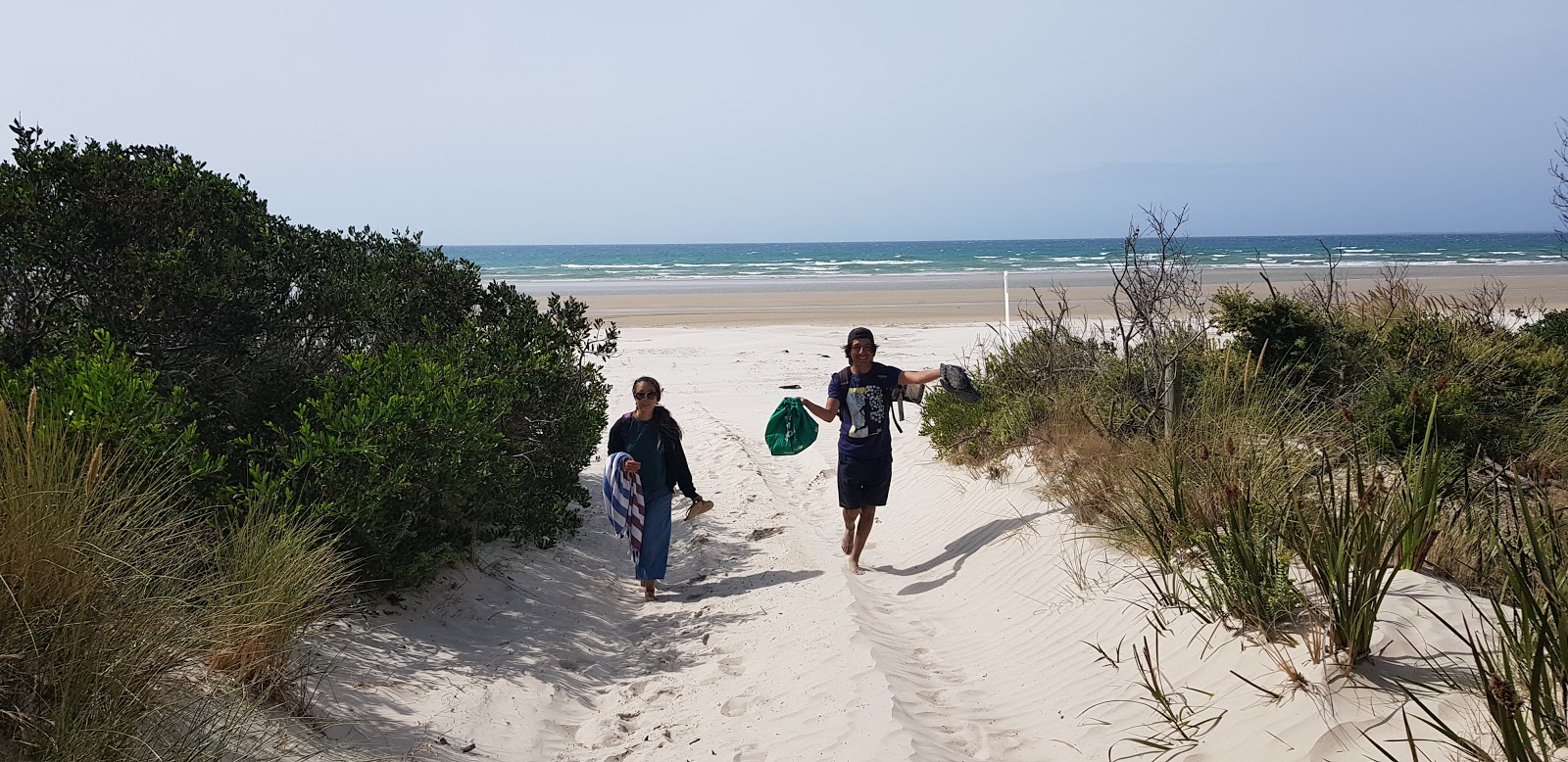 Φωτογραφία του Seven Mile Beach με λεπτή μπεζ άμμος επιφάνεια