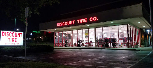 Tire Shop «Discount Tire Store - Kennesaw, GA», reviews and photos, 2930 George Busbee Pkwy NW, Kennesaw, GA 30144, USA
